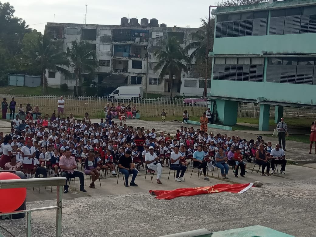 aylen_cres21804's tweet photo. 🌿✨ Conmemoración del 4 de abril en la Escuela Primaria Salvador Allende (Alamar) ✨🌿
¡Gloria a la OPJM y a la UJC!
¡Vivan los pioneros y jóvenes comunistas cubanos!
¡Por el 4 de abril y por la Revolución siempre!
#4DeAbril #Alamar https://t.co/B0YkZZnxYH
