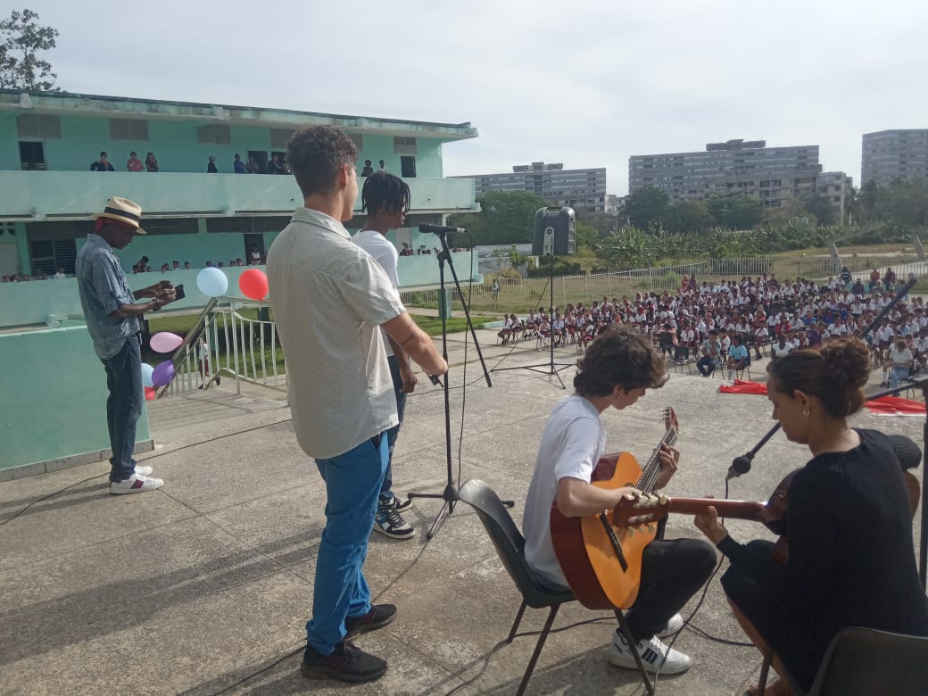 aylen_cres21804's tweet photo. 🌿✨ Conmemoración del 4 de abril en la Escuela Primaria Salvador Allende (Alamar) ✨🌿
¡Gloria a la OPJM y a la UJC!
¡Vivan los pioneros y jóvenes comunistas cubanos!
¡Por el 4 de abril y por la Revolución siempre!
#4DeAbril #Alamar https://t.co/B0YkZZnxYH