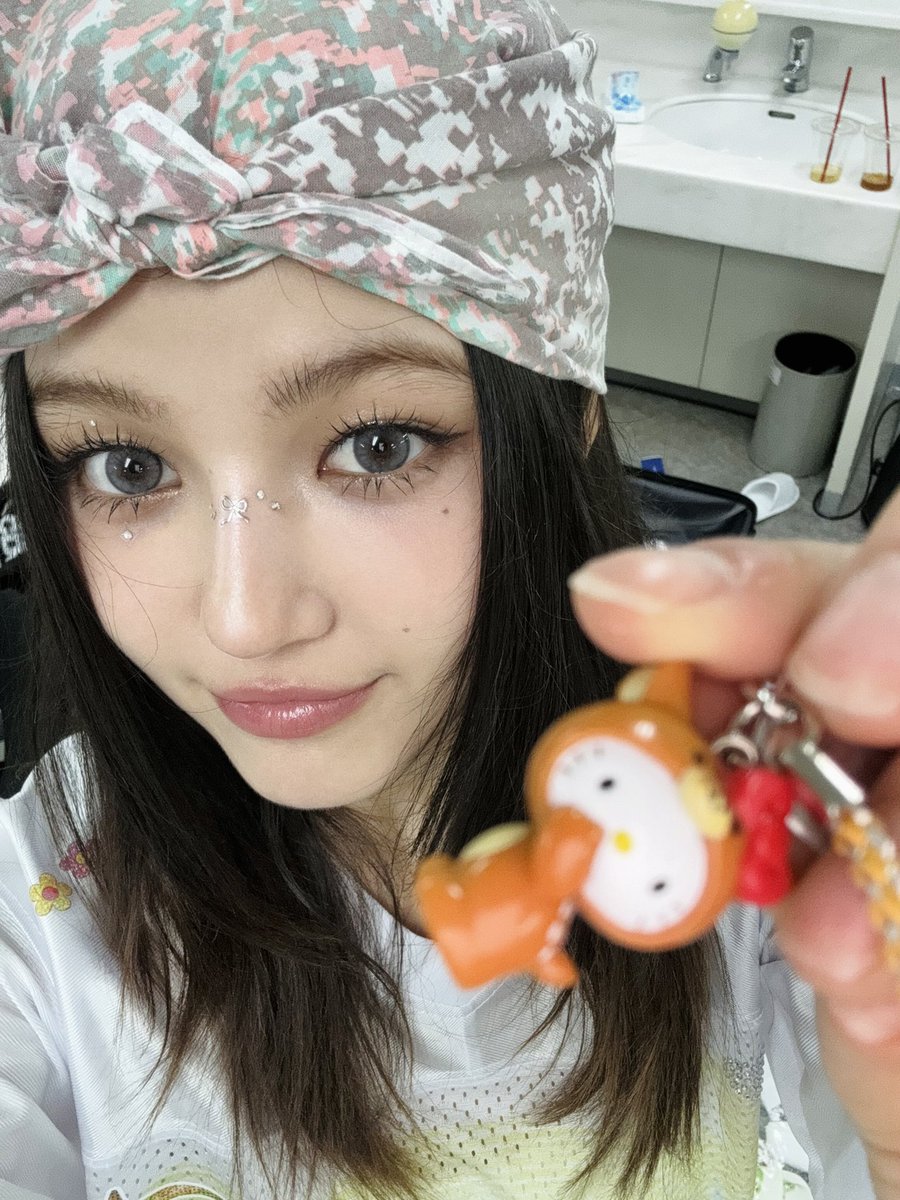 Danielle Pop Base 💛 tweet media