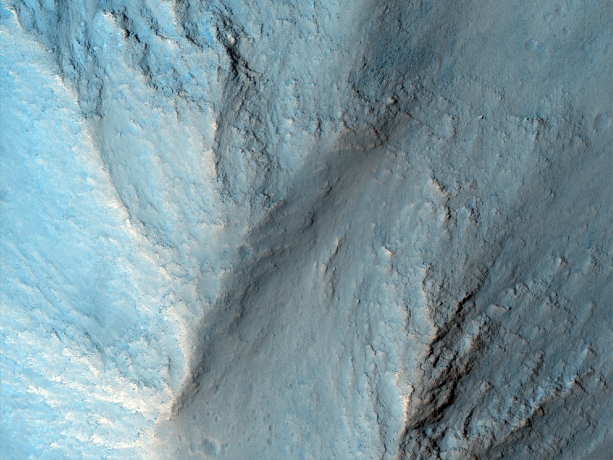 HiRISE's tweet image. HiPOD: A Wall of Layered Deposits

Context Camera image data shows layred deposits within the spurs of the wall here, as well as at the top of the slope. It will be interesting to see the orientations of these layers in high resolution. 

uahirise.org/hipod/ESP_0768…
#Mars #science