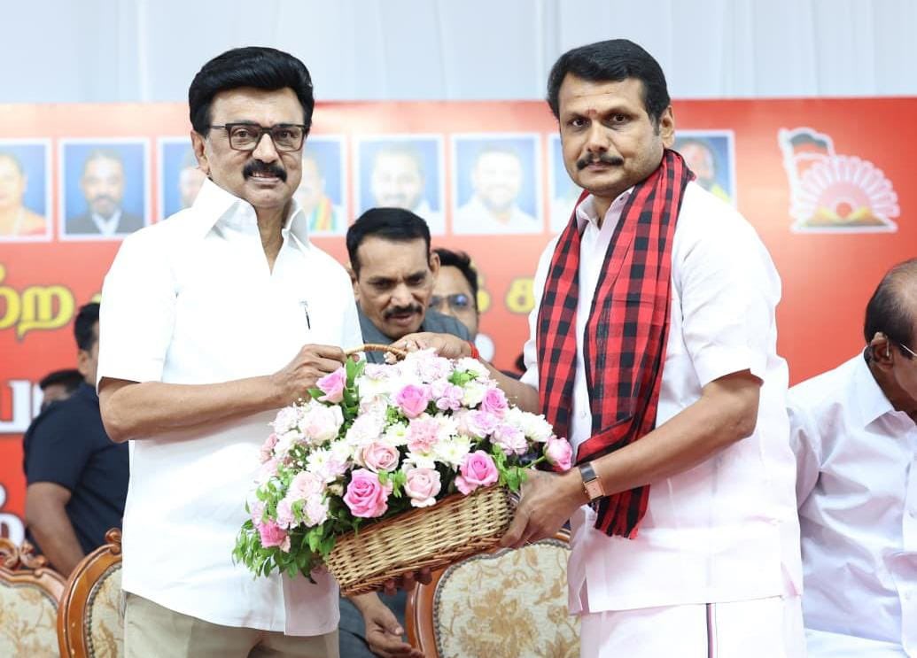 V_Senthilbalaji's tweet photo. மகளிர் உரிமைத் தொகை ரூபாய் 2000 ஆக உயர்த்தி வழங்கப்படும் என வாக்குறுதி வழங்கிய கழகத் தலைவர், மாண்புமிகு தமிழ்நாடு முதலமைச்சர் தளபதி @mkstalin அவர்கள், சூலூர், கோவை வடக்கு, கோவை தெற்கு, கிணத்துக்கடவு, பொள்ளாச்சி, வால்பாறை மற்றும் சிங்காநல்லூர் வேட்பாளர்களை ஆதரித்து எழுச்சியுரையாற்ற, இன்று, கோவை மாநகரம் கொடிசியா மைதானத்தில் நடைபெற்ற மதச்சார்பற்ற முற்போக்கு கூட்டணியின் பிரச்சார பொதுக் கூட்டம் மிகச் சிறப்பாக நடைபெற்றது.. (1/2)
#திராவிட_மாடல்_ஆட்சி
#கோவை_மாவட்டம்_வளர்ச்சி
#VoteForDMK
#ஸ்டாலின்_தொடரட்டும்
#தமிழ்நாடு_வெல்லட்டும்