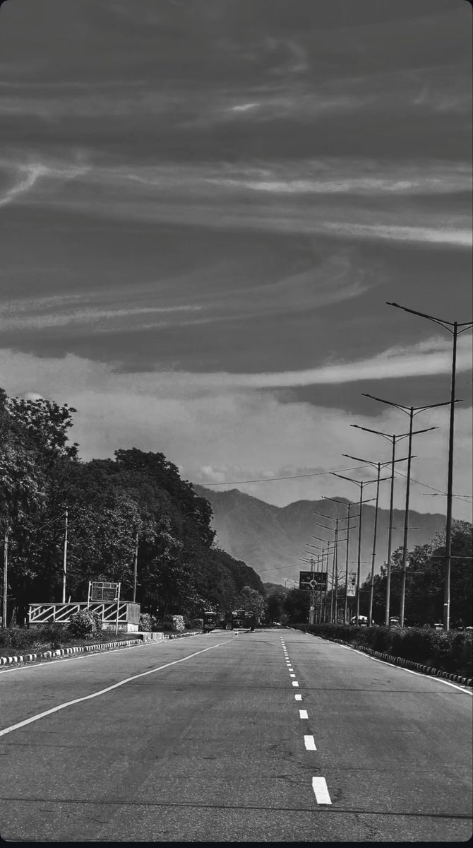 siddharth45's tweet photo. Open highway..
both down and up in the sky…
#chandigarh #janmarg #April https://t.co/Ls6rDyy5xv