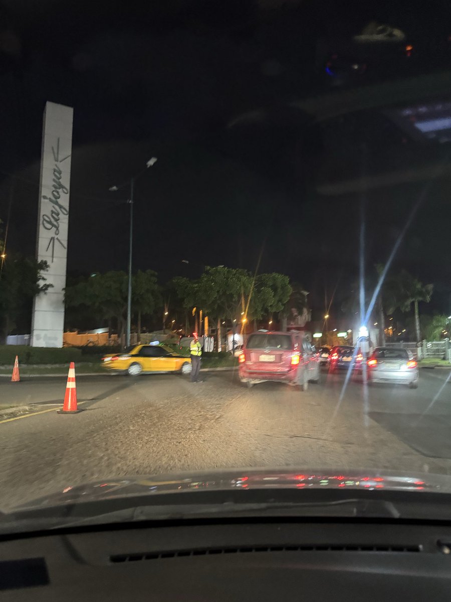 JohnE_PD's tweet photo. @AlcaldiadeDaule y @WilsonCanizares existen varias luminarias apagadas desde redonda de del portal hacia vivantino mall, luego donde termina la construcción del cc también está oscuro, a la salida de grábate y topacio hay dos luminarias apagadas en el retorno. Por favor reparen https://t.co/dve9A2DTMG