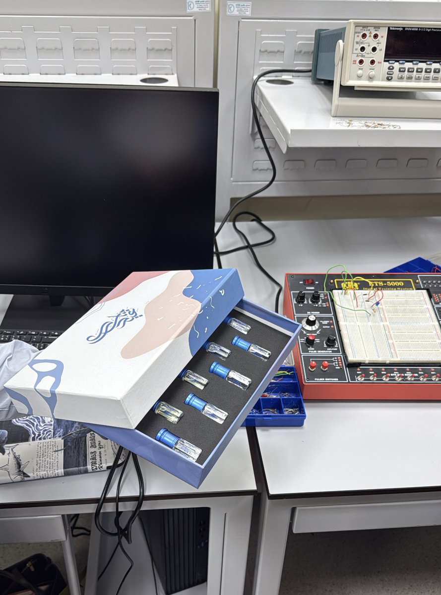 حُــور tweet media