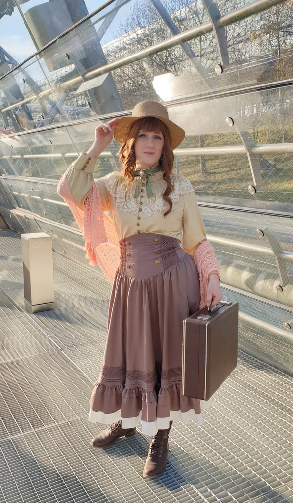 Sonja 🍂 (Reading LotM Lightseeker) tweet media