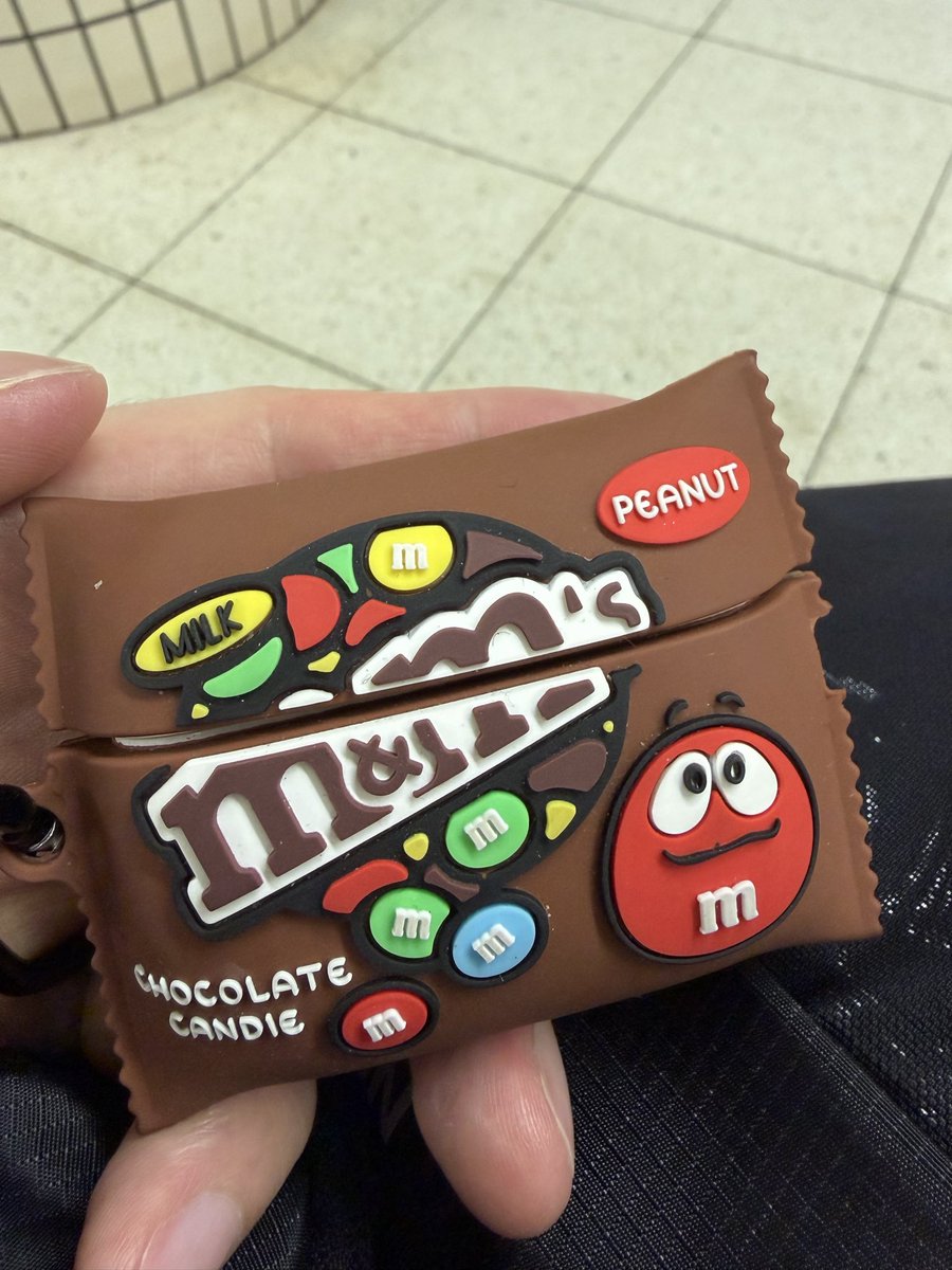 shinya_kuo's tweet photo. @__giltguy m&amp;msのAirPodsのケース使ってるんだが…汗 https://t.co/76kDe9Hlwq