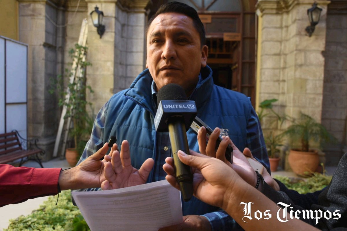 LosTiemposBol's tweet photo. El concejal Walter Flores habla sobre las modificaciones a la Ley del Día del Peatón, que fue recorrido al último domingo de mayo.
Fotos: José Rocha https://t.co/axZOR6YTb1