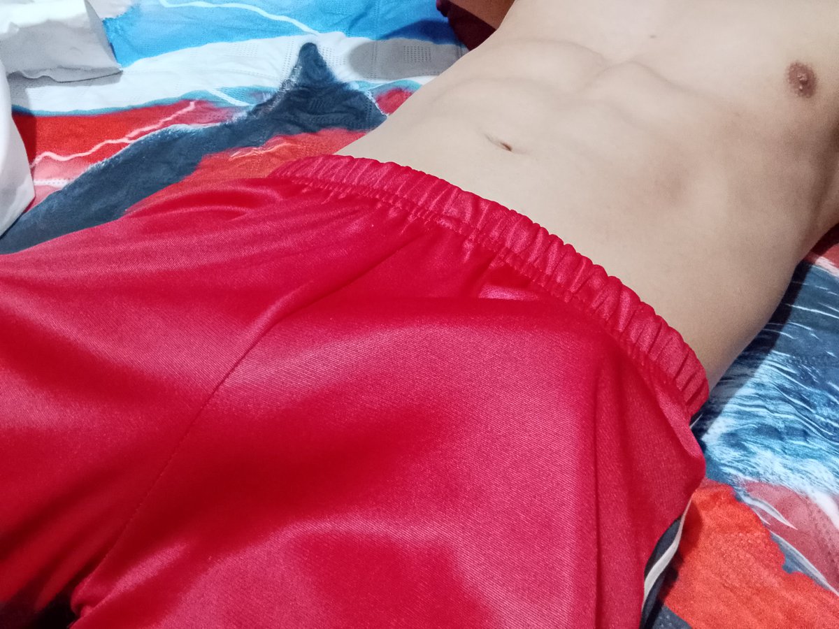 Jder77's tweet photo. Ayer mi novio me prestó su pants, y como soy bien morboso🌚, me calenté, y le quería dejar mis mecos embarrados. Después, él salió caliente del trabajo y me pidió fotos, me empezó a hablar sucio, le llene de leche su pants💦  y pues una cosa llevo a otra y tocó empinarme 🥵 https://t.co/0xj02fyZOS