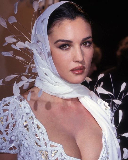 Melian Refugee tweet media