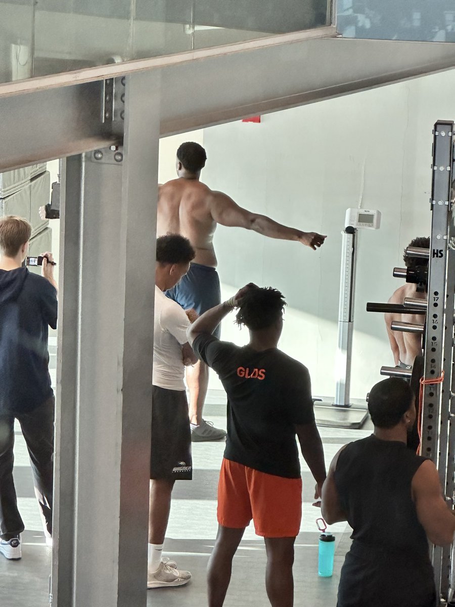 johnm9037's tweet photo. Big John 6”4 324lb DT .. university of Columbia Pro Day https://t.co/qPhZJQXGwv