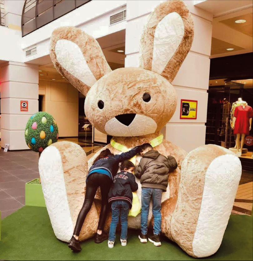 ClassicDisplays's tweet photo. 🐰 Hoppy Easter from our giant bunny friend! Wishing you a day full of treats, smiles, and sunshine 🍫☀️

Meet more of our furry friends in our holiday catalogue! https://t.co/CFB3gLo1Mz

#commercialholidaydisplays #malldecor #easter #eventdecor https://t.co/KzTed7mctl