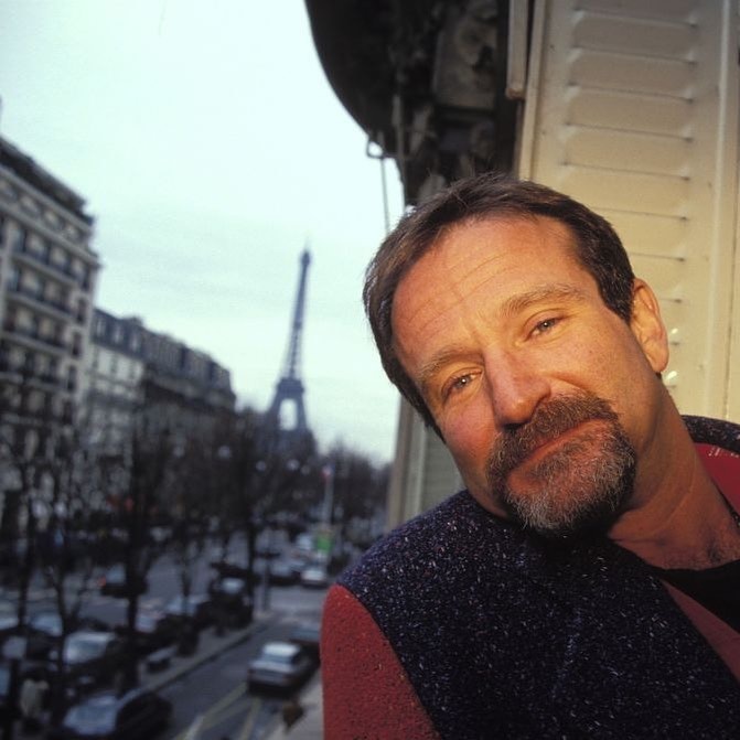 HistoryUnd's tweet photo. Robin Williams in Paris, 1994 https://t.co/R7OFPIgt76