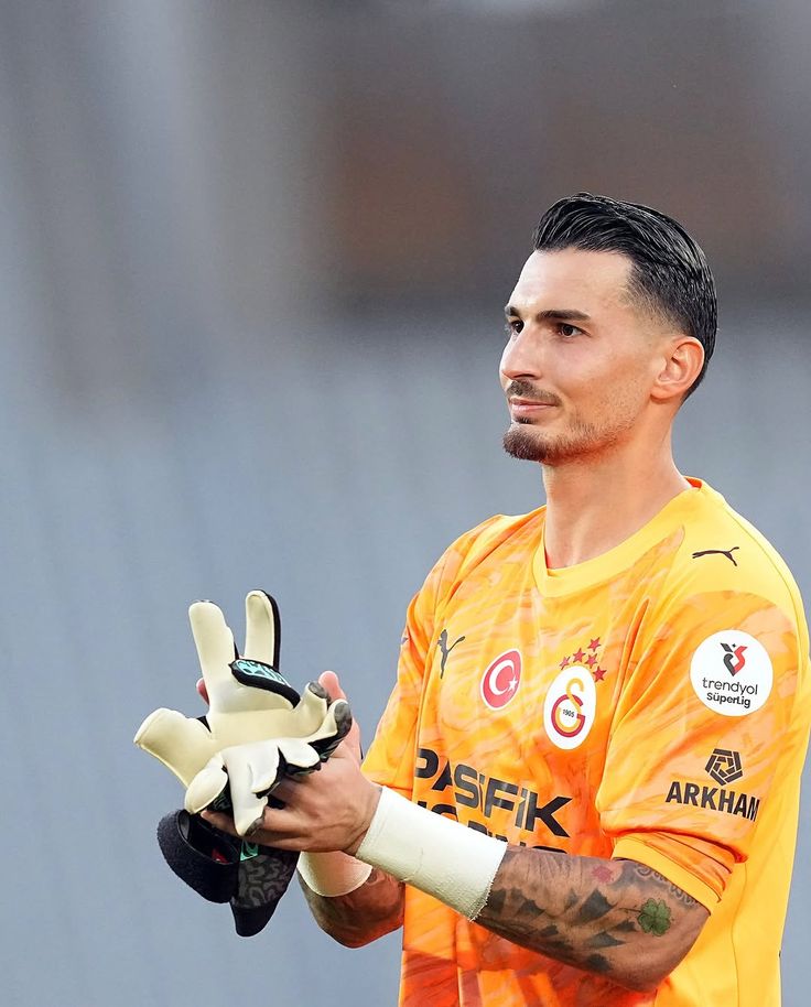 Uğurcan Çakır: "Tepkiler küfürler umrumda değil. Galatasaray için yaşıyorum. Sonuna kadar Galatasaray..."

Seni sonuna kadar savunacağız, seni kimseye yedirmeyeceğiz..