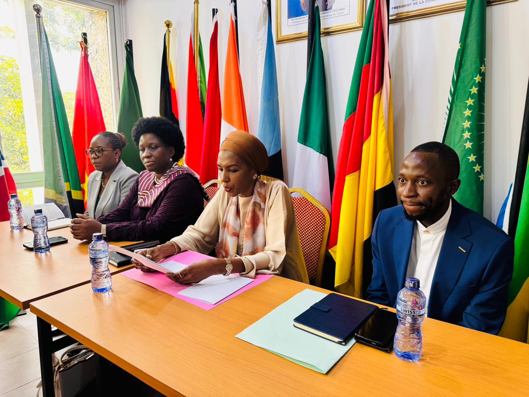 Hussein1Ndala's tweet photo. à l’occasion de la clôture du mois dédié à la promotion des droits des femmes, j’ai eu l’honneur de faciliter l’échange intergénérationnel #EntreElles réunissant jeunes filles et femmes leaders au siège de @AULO_RDC
Un moment fort de dialogue et de partage d'expériences
HNd🇨🇩 https://t.co/xonjuHoHa6
