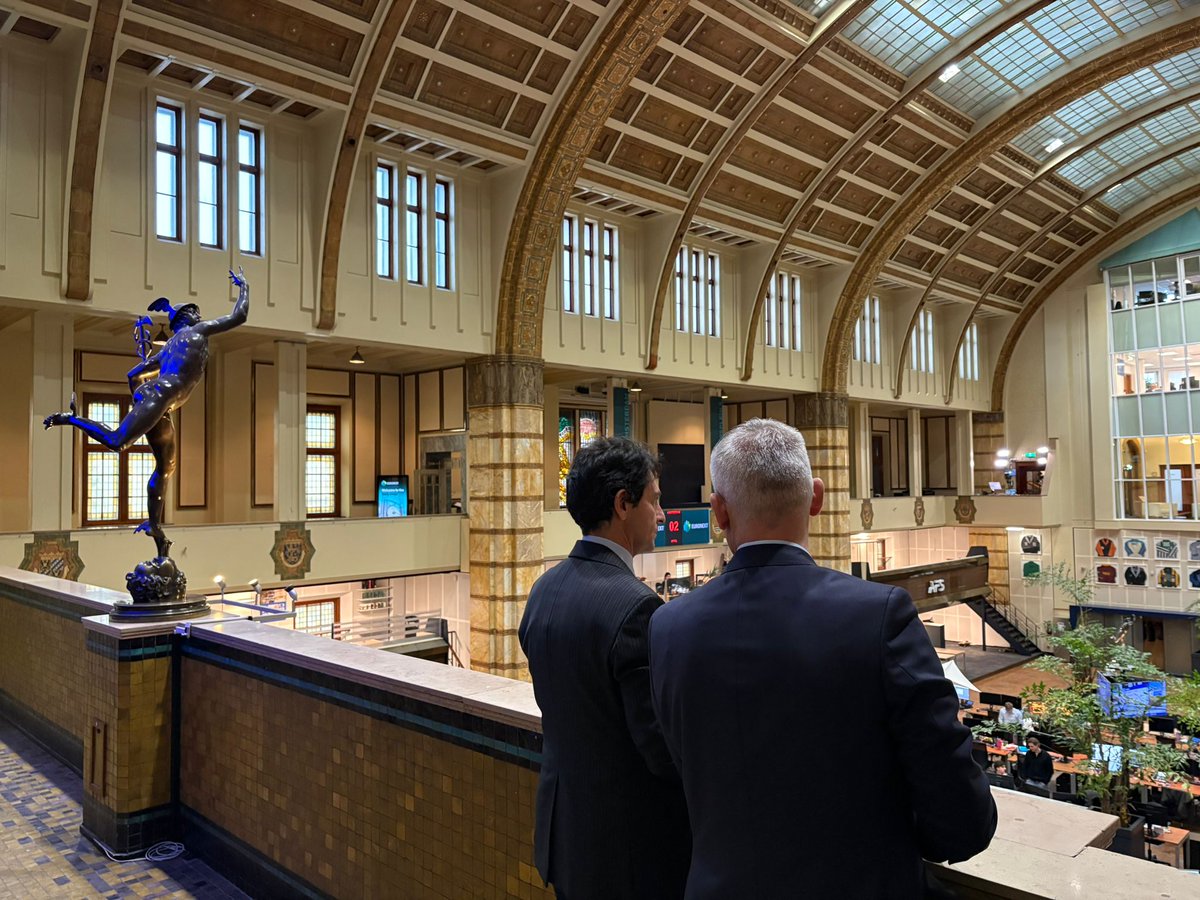 ItalyInTheNL's tweet photo. L’Ambasciatore Augusto Massari ha visitato lo Stock Exchange di Amsterdam, parte del gruppo Euronext, per un confronto sui mercati finanziari europei, il ruolo della Borsa e i legami economici tra Italia e Paesi Bassi. #Euronext #ItaliaPaesiBassi https://t.co/CouRypAf9P