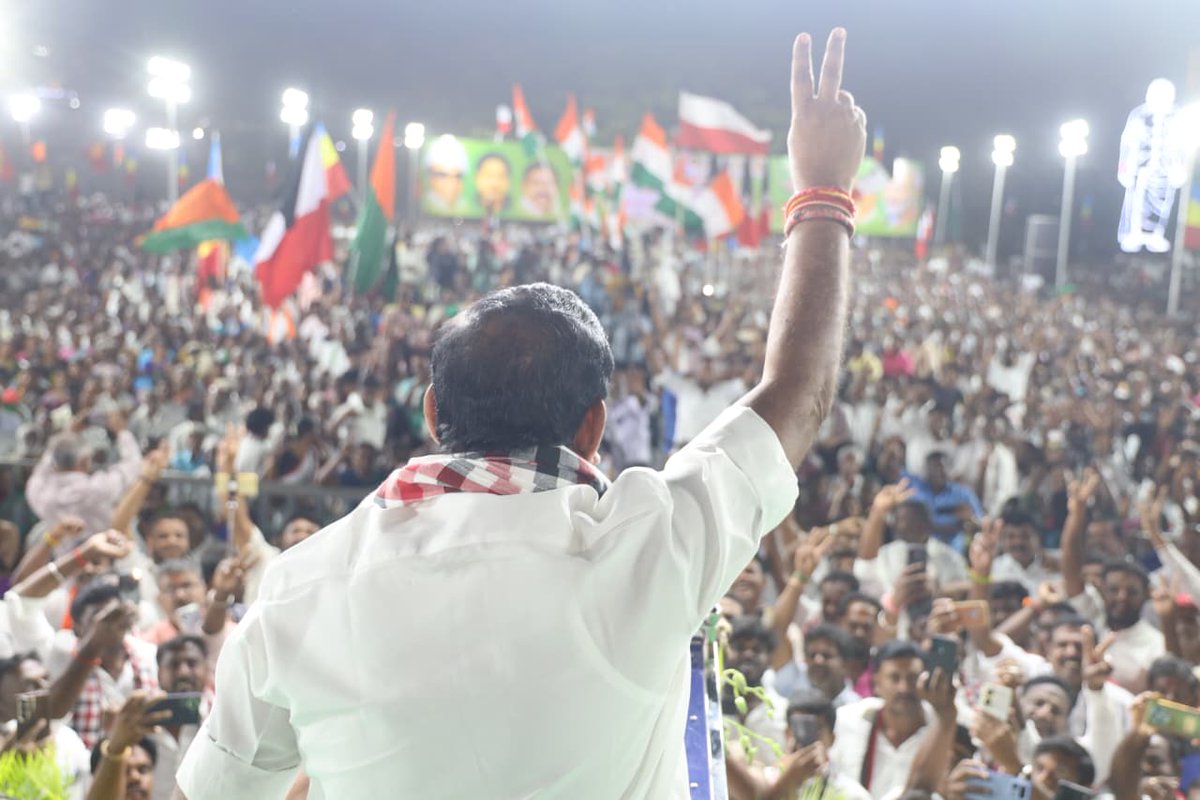 AIADMKOfficial's tweet photo. கிருஷ்ணகிரி சட்டமன்றத் தொகுதியில் மாண்புமிகு கழகப் பொதுச்செயலாளர் புரட்சித் தமிழர் @EPSTamilNadu அவர்களின் சட்டமன்றத் தேர்தல் பிரச்சார சுற்றுப்பயணம்.

#Vote4AIADMK
#Epsfor2026 https://t.co/2xyyS0jm4e