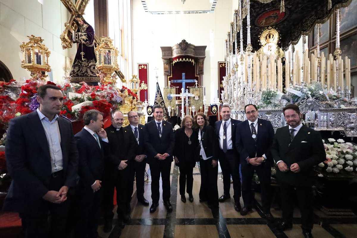 ELECCIONES 17M. María Jesús Montero participa en la ofrenda floral de 'El  Abuelo'. La secretaria general del PSOE andaluz ha visitado también varios  templos de la capital jiennense y paseado por sus