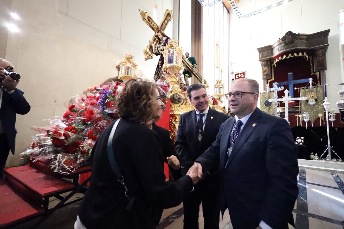 ELECCIONES 17M. María Jesús Montero participa en la ofrenda floral de 'El  Abuelo'. La secretaria general del PSOE andaluz ha visitado también varios  templos de la capital jiennense y paseado por sus