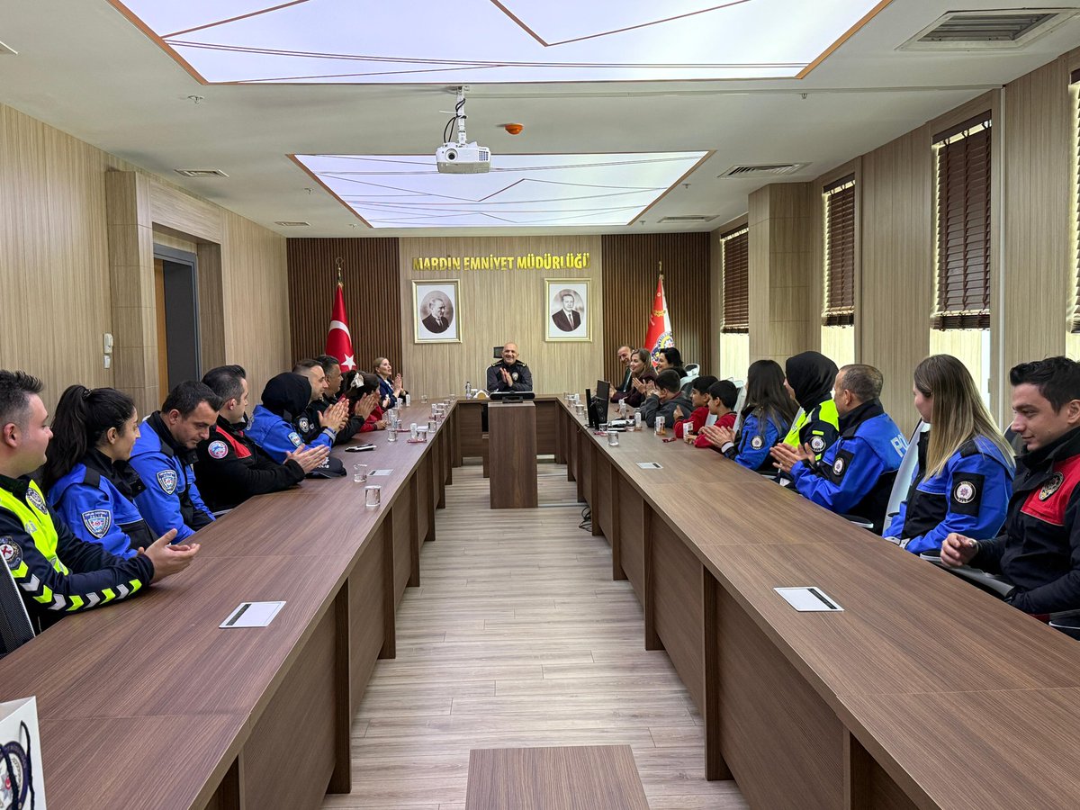 anafartalarilk's tweet photo. 10 Nisan Polis Haftası vesilesiyle İl Emniyet Müdürlüğü’nü ziyaret ederek, polislerimizin gününü kutladık.
İl Emniyet Müdürümüz Sayın Recep TECİMER ve Kıymetli Eşi Mardin Polis Eşleri Derneği Başkanı Sevda TECİMER’ e ev sahiplikleri için çok teşekkür ederiz.💐💐💐💐 https://t.co/2SR2tF4W18
