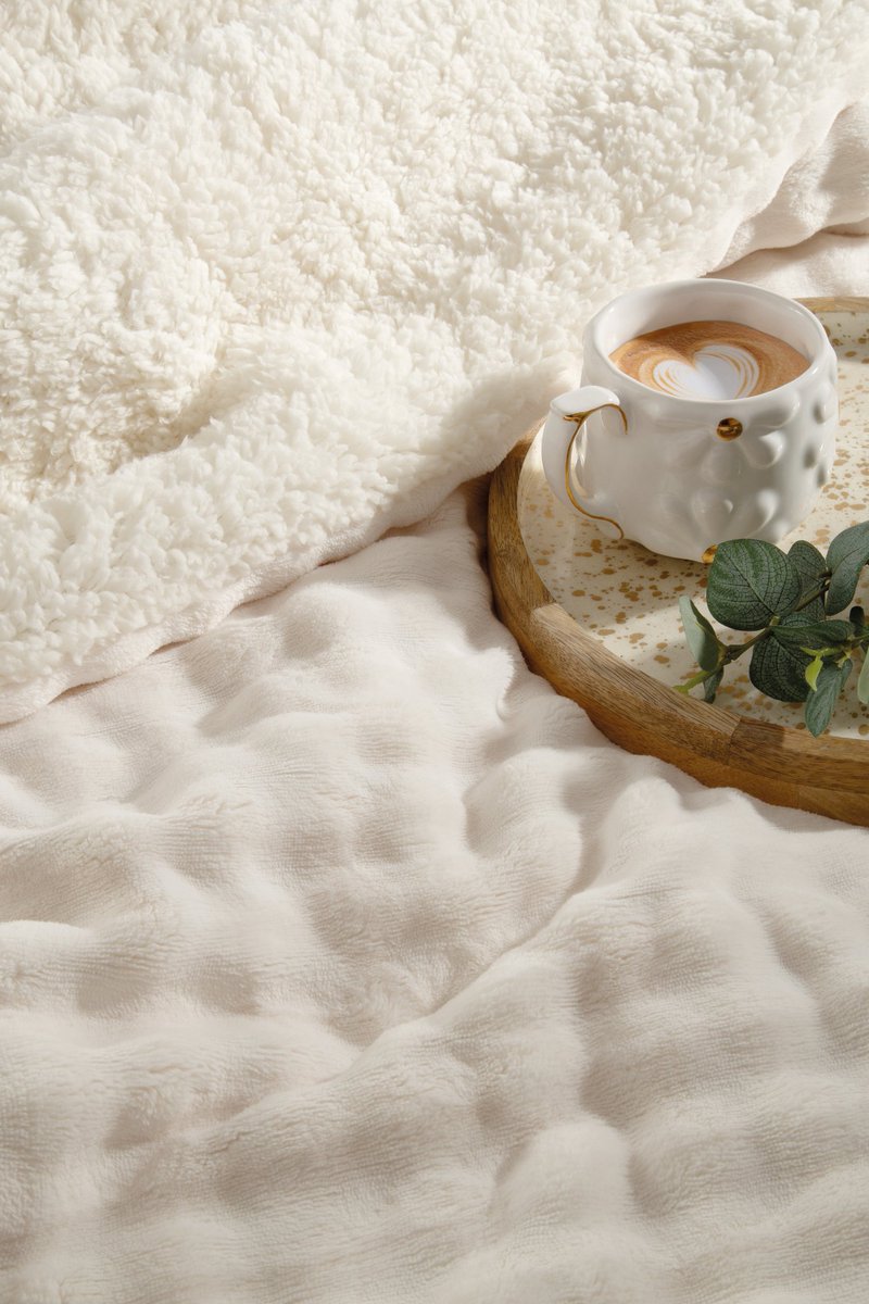 Veronica B🦂 tweet media