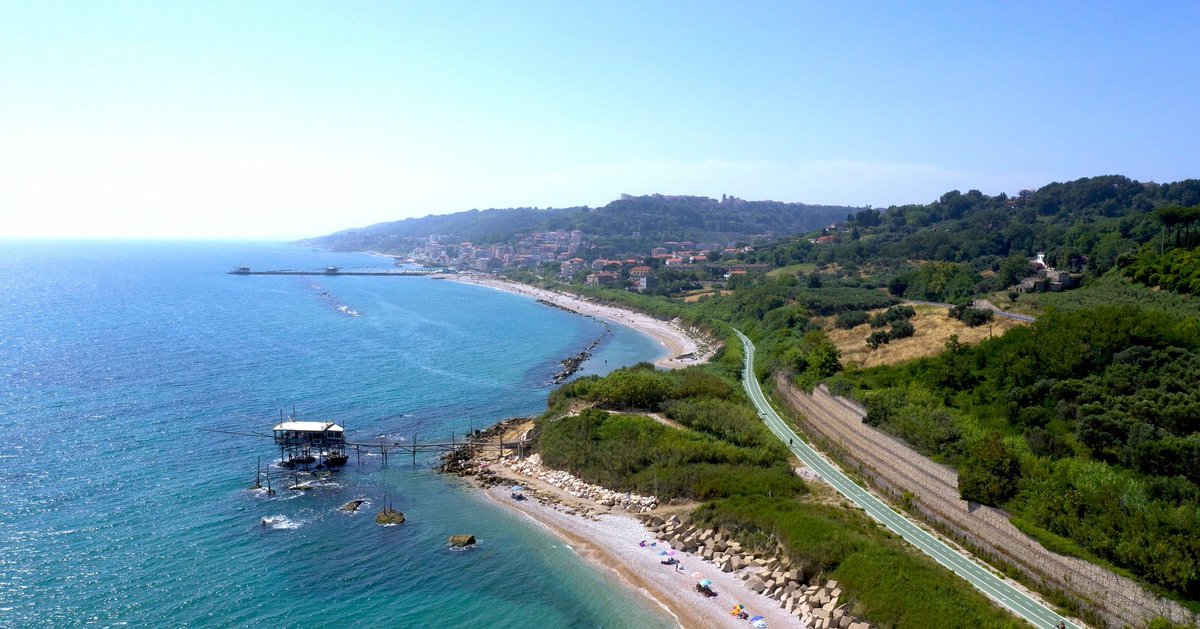 YourAbruzzo's tweet image. 131 km di costa… tutta da vivere 🚴‍♂️
La #BikeToCoast attraversa l’Abruzzo da #Martinsicuro a #SanSalvo, tra mare, borghi e riserve naturali 🌊
Un viaggio lento lungo la #ViaVerde dell’Adriatico.
👉 shorturl.at/sMDJE
#abruzzo #viaggioinabruzzo #ciclovia