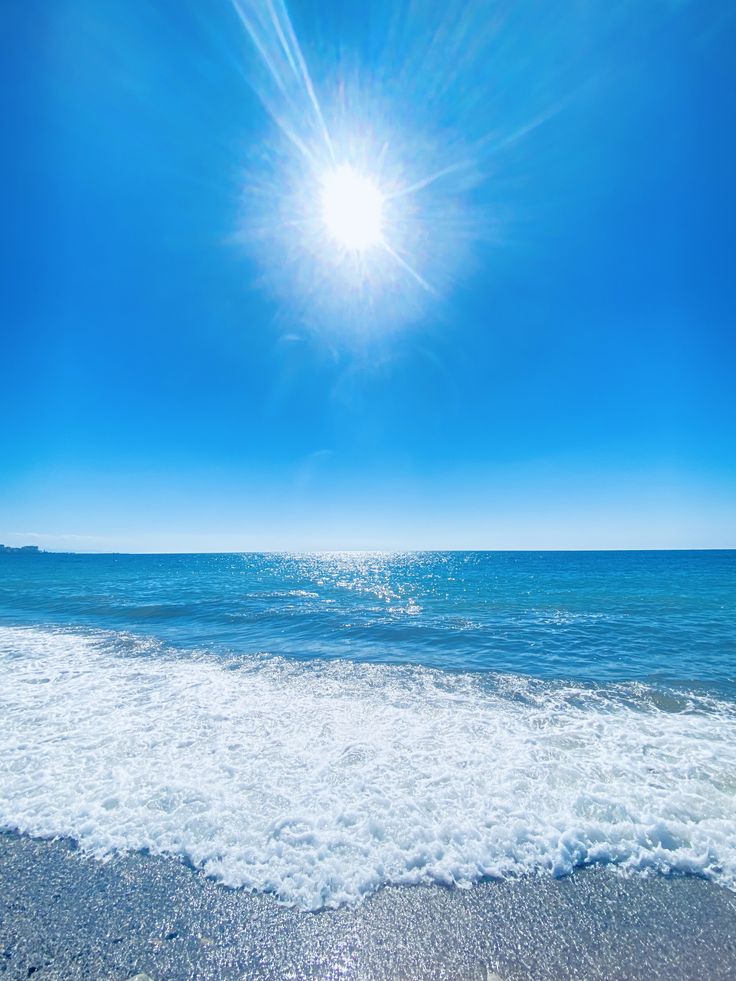 TDaires78705's tweet image. Sun‑kissed waves crashing on a bright blue beach 🌞🏖️