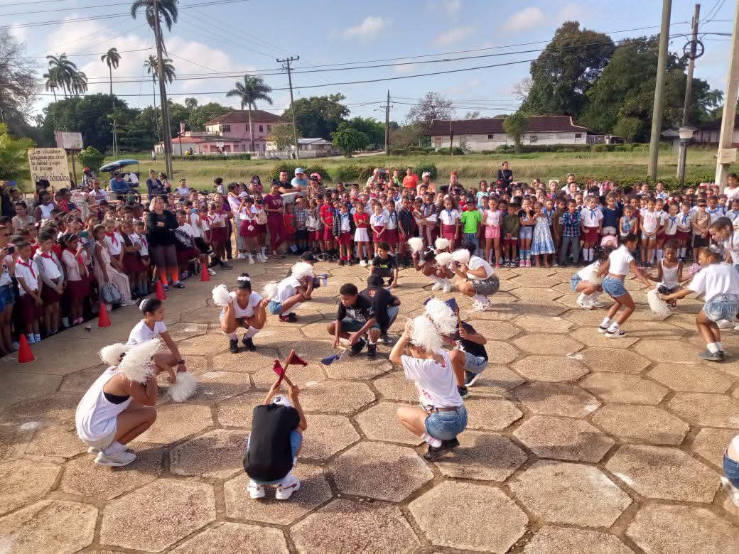 MtnezIc's tweet photo. Actividades en Saludo al 65 Aniversario de la Organización de Pioneros José Martí en #1roDeEneroDeVictorias #ConFidelEnCadaAula  #EducaciónPrimeroDeEnero https://t.co/Fom8cVz4h8