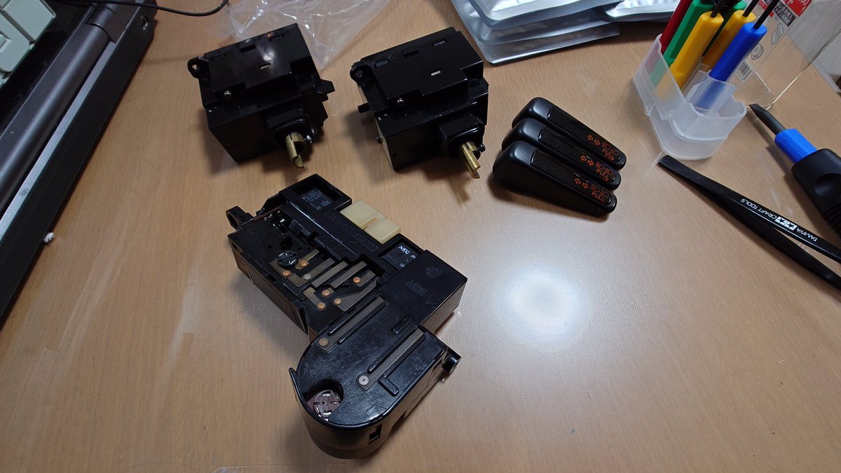 FC3S_13B_GTX's tweet image. 明日は休みなので、夜更かしFC部品メンテを実施する事に（笑）
ストックしてあるウインカーSW2個とワイパーSW1個に内蔵されてる電球をLED化😄
T4.2電球色LEDを組み込みました！

あとは、予備のウインカーレバー3本の表面をプラスチック用コンパウンドでピカピカに😁

#FC3S
#純正部品
#LED化