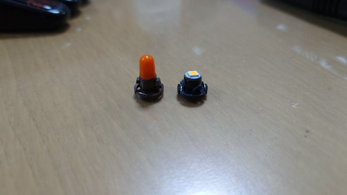 FC3S_13B_GTX's tweet image. 明日は休みなので、夜更かしFC部品メンテを実施する事に（笑）
ストックしてあるウインカーSW2個とワイパーSW1個に内蔵されてる電球をLED化😄
T4.2電球色LEDを組み込みました！

あとは、予備のウインカーレバー3本の表面をプラスチック用コンパウンドでピカピカに😁

#FC3S
#純正部品
#LED化