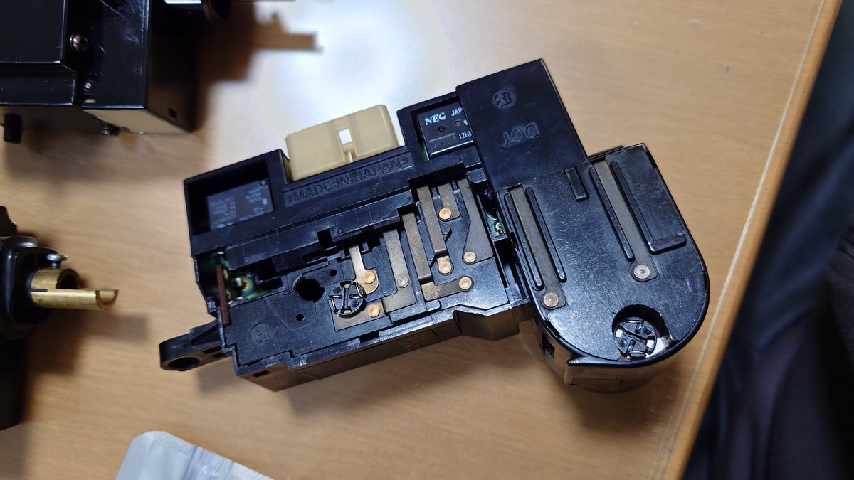 FC3S_13B_GTX's tweet image. 明日は休みなので、夜更かしFC部品メンテを実施する事に（笑）
ストックしてあるウインカーSW2個とワイパーSW1個に内蔵されてる電球をLED化😄
T4.2電球色LEDを組み込みました！

あとは、予備のウインカーレバー3本の表面をプラスチック用コンパウンドでピカピカに😁

#FC3S
#純正部品
#LED化