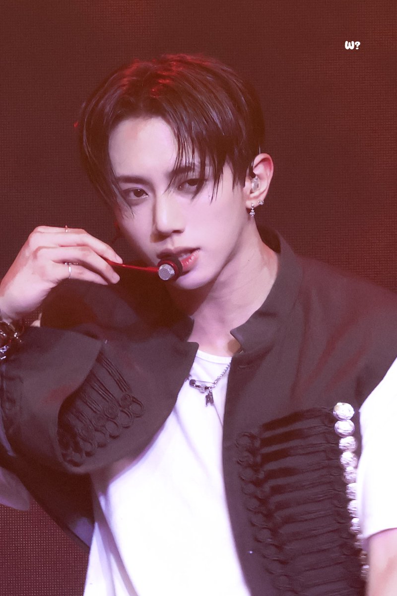 𝙒𝙝𝙖𝙩𝙨𝙞𝙨 tweet media