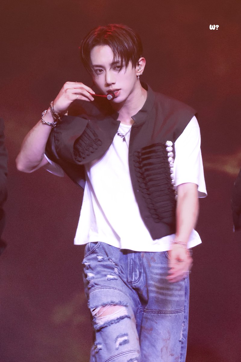 𝙒𝙝𝙖𝙩𝙨𝙞𝙨 tweet media