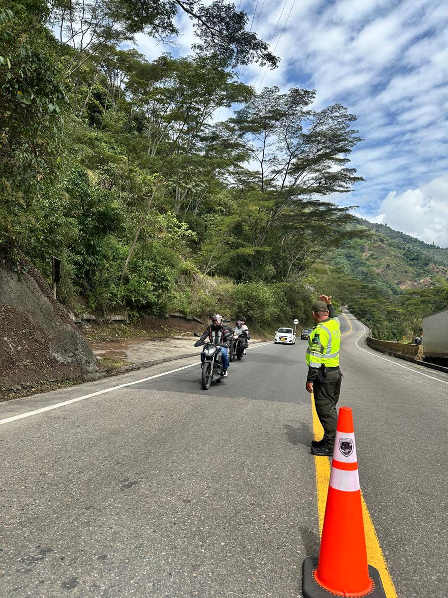 TransitoPolicia's tweet image. 🚔⚠️ La Seccional de Tránsito del #Tolima intensifica, durante esta Semana Santa, las actividades de prevención y control en las vías del departamento 🛣️🚗, con el objetivo de reducir la siniestralidad vial y proteger la vida de todos ❤️🙏.
#NoMasExcusasEnLaVia #SemanaSantaSegura