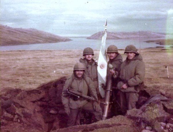 "A mis queridos veteranos, mis hermanos en Malvinas, ustedes no son los chicos de la guerra como enarbolan los desmalvinizadores. Ustedes son los bravos soldados que más daño infringieron a Inglaterra desde la II Guerra Mundial".

Coronel Mohamed Alí Seineldín. 🇦🇷