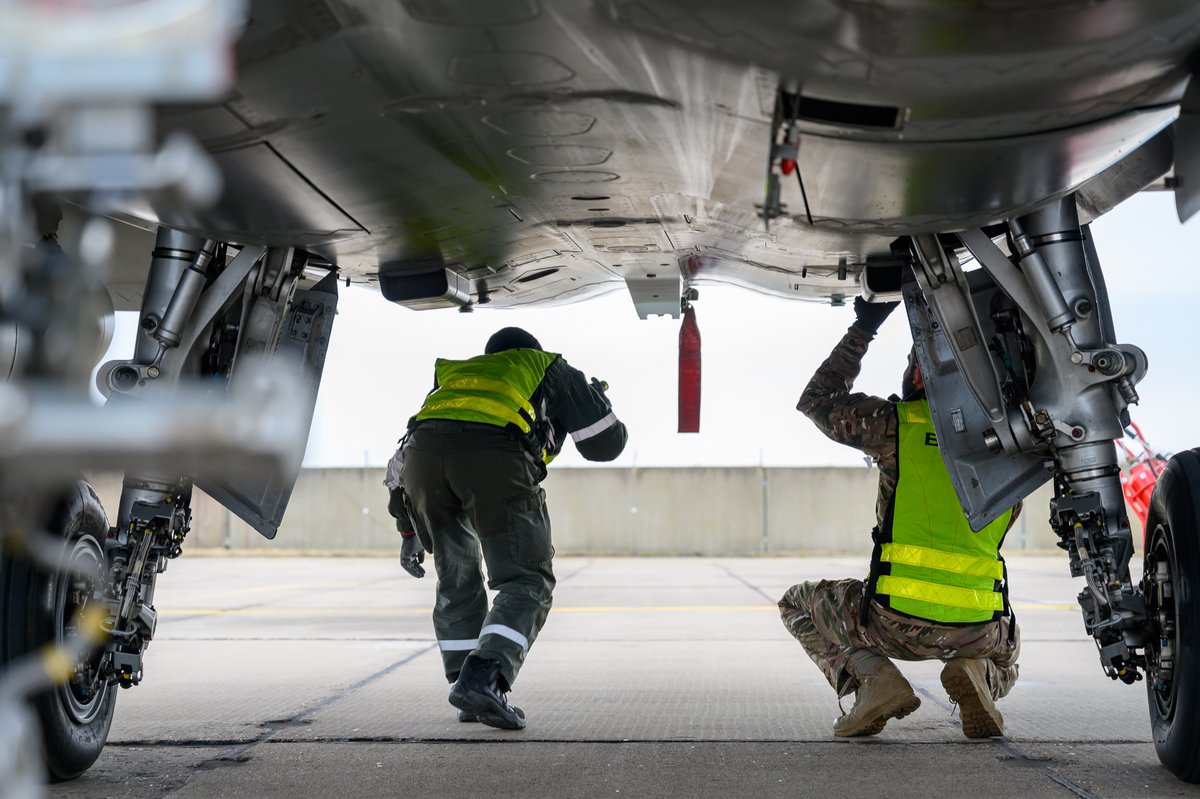 Armee_de_lair's tweet image. Baltic Air Policing : nos Rafale 🇫🇷 en alerte en🇱🇹
Depuis le 01/04, 4 Rafale B et 100 Aviateurs protègent le ciel balte sous mandat @NATO.

Prêts à décoller en quelques minutes, dans une posture défensive et dissuasive.

#WERENATO #StandTogether