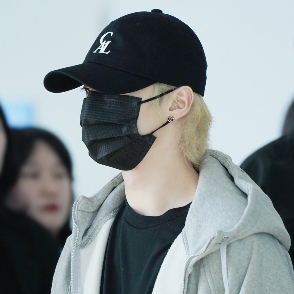 minolinori's tweet photo. fluffy blonde hair with a cap one of the craziest airport looks he ever haddd https://t.co/mkqUEiDfwj