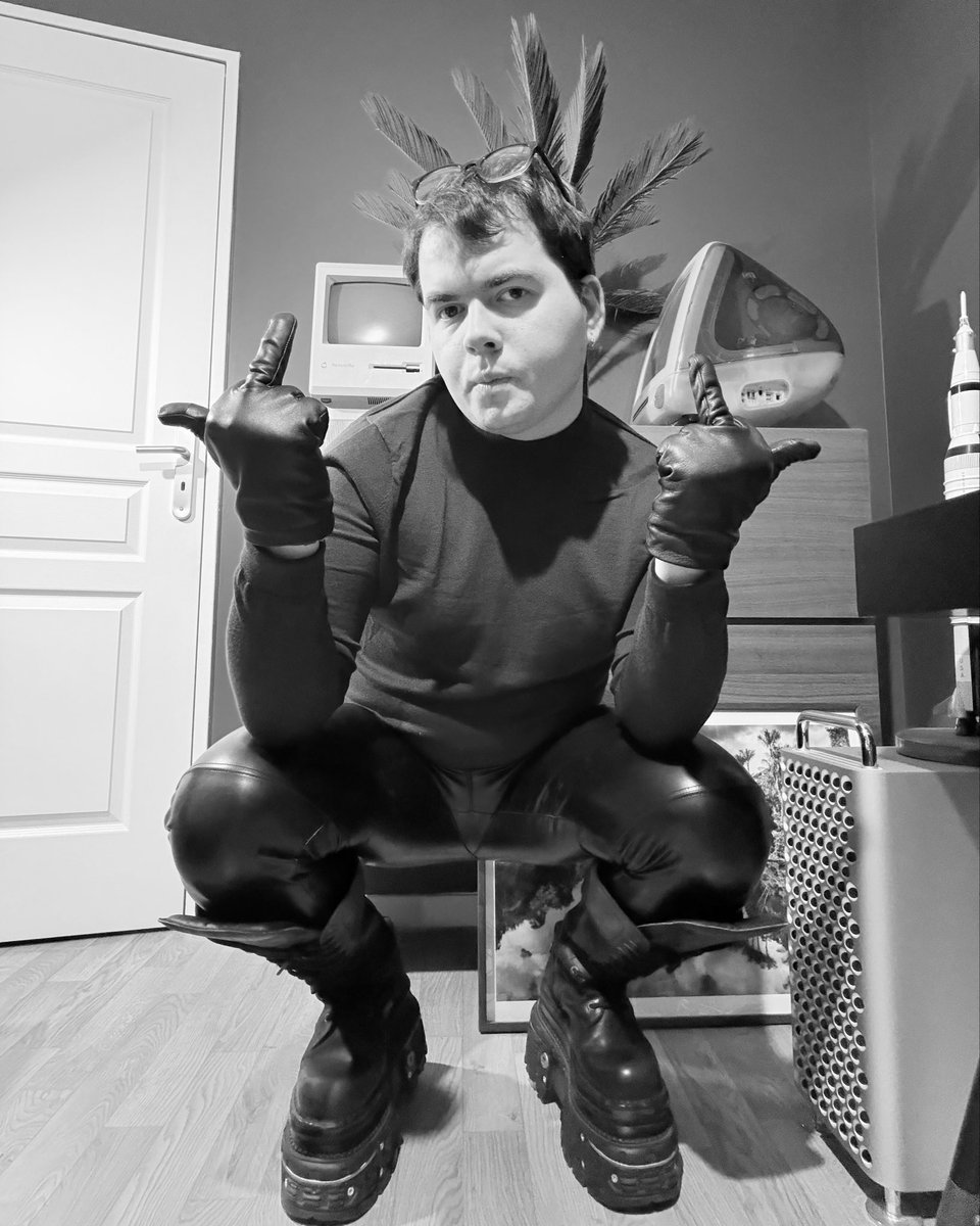 MasterMaxence's tweet photo. Allez raquer les clebs. Ton salaire c’est le mien #moneyslaves #master #paypig #findom https://t.co/ZbgjoOQzz4
