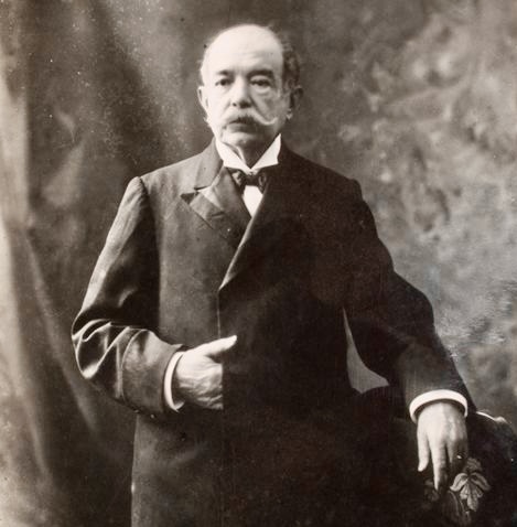 CarlosCaroCoria's tweet photo. 🔴 Francisco García Calderón Landa y el origen del "Día del Abogado" en el Perú.

El Día del Abogado en el Perú surgió de un error.. La fecha se estableció para conmemorar a Francisco García Calderón Landa (Arequipa, 2.4.1834–Lima, 21.9.1905), jurista, político y diplomático de indiscutibles méritos, especialmente por su negativa a ceder territorio peruano durante la ocupación chilena de Lima en 1881, decisión que le costó la prisión. No obstante, historiadores como Alfonso W. Quiroz han cuestionado con severidad su ética pública y profesional.

1️⃣ La Resolución Suprema del 14.3.1952 consignó erróneamente que el nacimiento de García Calderón ocurrió el 3 de abril, fijando esa fecha como el Día del Abogado.

2️⃣ El error fue corregido recién en 1981, aunque sin reconocimiento expreso, técnicamente no hubo fe de erratas. El artículo 1 de la Ley N° 23248 otorgó rango legal a dicha resolución, y el artículo 2, de forma implícita, estableció el 2 de abril como la fecha correcta de conmemoración.

3️⃣ Sobran razones para considerar a García Calderón como el patrono de la abogacía peruana. Como señala Fernando de Trazegnies Granda, fue “una de las mentes más brillantes de su tiempo”, a los 15 años ya enseñaba filosofía y matemáticas, obtuvo el título de abogado a los 19, y entre 1860 y 1862 publicó el Diccionario de la Legislación Peruana, obra que Jorge Basadre calificó como “la cumbre intelectual del siglo XIX en el Perú”.

4️⃣ Pero su legado más relevante ocurrió durante la Guerra del Pacífico. Tras la dictadura de Piérola, fue designado presidente provisorio del Perú (Gobierno de la Magdalena, marzo-noviembre de 1881). Su negativa a aceptar la cesión territorial como condición de paz motivó su detención y traslado a Santiago, bajo la imputación de “emisión fiscal fraudulenta”. Sin embargo, como destaca Carlos Ramos Núñez, la Corte Suprema de Chile, pese al contexto bélico, se declaró sin jurisdicción, al tratarse de un supuesto delito que afectaba exclusivamente al Estado peruano.

5️⃣ La otra cara de esta figura la documenta Alfonso W. Quiroz (Historia de la corrupción en el Perú, IEP, 2013, pp. 192, 214 y 215). Si bien reconoce su prestigio profesional, cuestiona duramente su conducta ética: posibles conflictos de interés (ejercicio simultáneo de funciones públicas y privadas, hoy identificable como revolving door), defensa de clientes involucrados en prácticas ilícitas, según el autor, contra el Estado peruano, y disputas con clientes por honorarios elevados.

Con todo, la conmemoración del Día del Abogado en el Perú reposa en esa doble paradoja, un error normativo en su origen y una figura histórica de méritos indiscutibles, aunque también de cuestionamientos relevantes que solo la historia podrá juzgar.