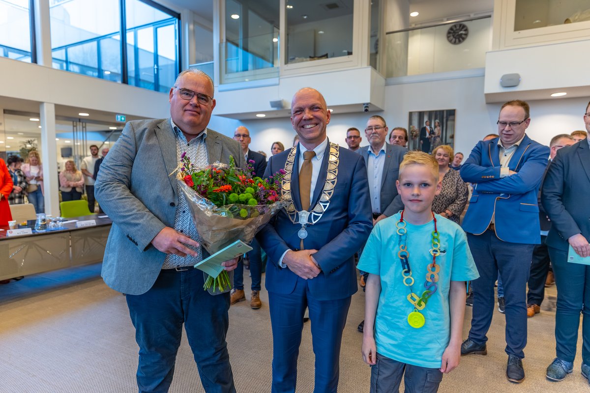 GertTerpstra's tweet photo. Na 10 jaar in de raad opnieuw beëdigd als raadslid voor het CDA.

Dank voor het vertrouwen. Opnieuw aan de slag voor Achtkarspelen – met verantwoordelijkheid en oog voor elkaar.

Gefeliciteerd collega-raadsleden. Op naar goede samenwerking.

#teamCDA 💚💪 https://t.co/MsarmEmxZP