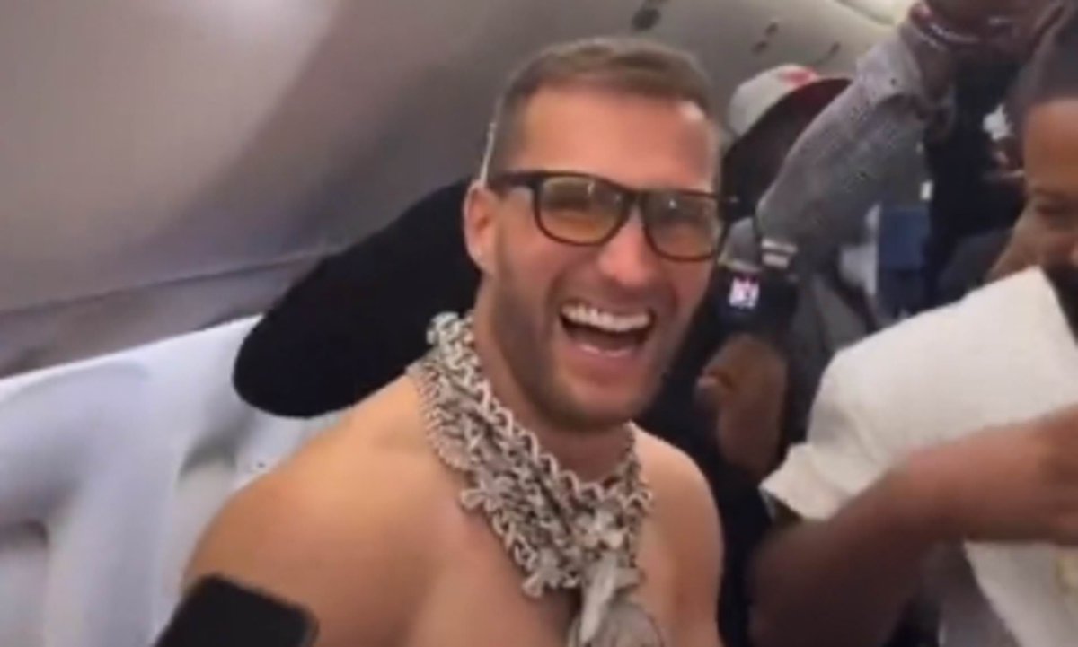 OnyxOdds's tweet photo. Kirk Cousins has now passed TOM BRADY in NFL career earnings:

1. Matthew Stafford - $408M
2. Aaron Rodgers - $394M
3. Kirk Cousins $341M
4. Tom Brady - $332M