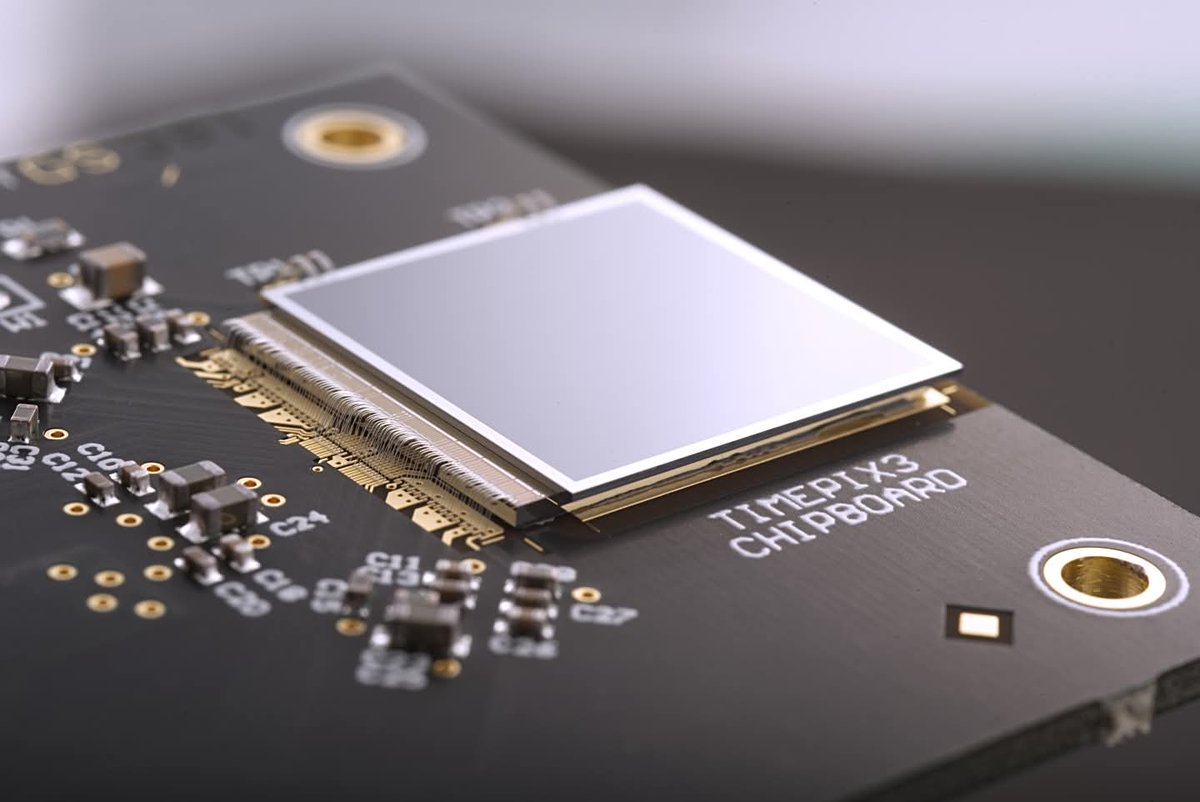 LeonPantsulaia's tweet image. #CERN timepix chips fly to the moon 🌕
The artemis II mission successfully launched. Six timepix chips developed at cern will measure the radiation environment inside the spacecraft that will orbit the moon during NASA's artemis II mission

C - CERN, NASA

1/3