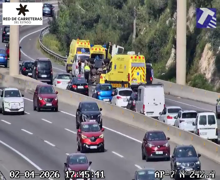 transit's tweet image. 🔴 Aturades a l'AP-7 a Tarragona en sentit nord a causa d'un #accident 
❌ Un carril tallat

🟠 També #trànsit lent en aquest punt en sentit sud