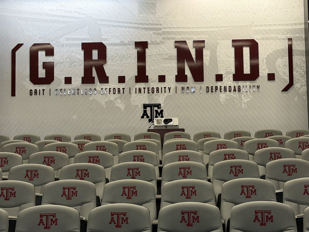 CHighFB's tweet image. Field trip day…for the entire Football
Program! Year 3 of our annual College Campus Visit! #Experiences #Memories #RangerPride #LetsRide