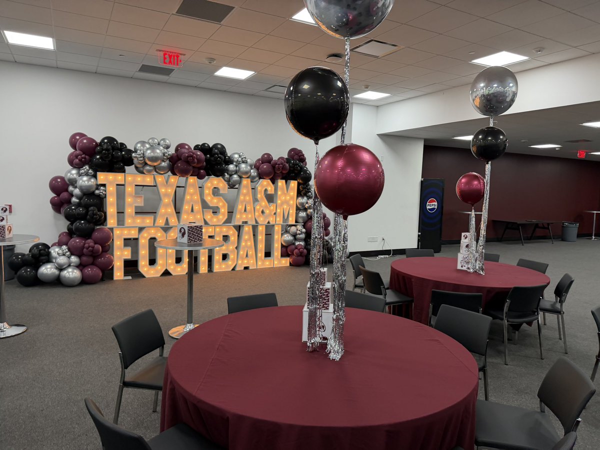 CHighFB's tweet image. Field trip day…for the entire Football
Program! Year 3 of our annual College Campus Visit! #Experiences #Memories #RangerPride #LetsRide