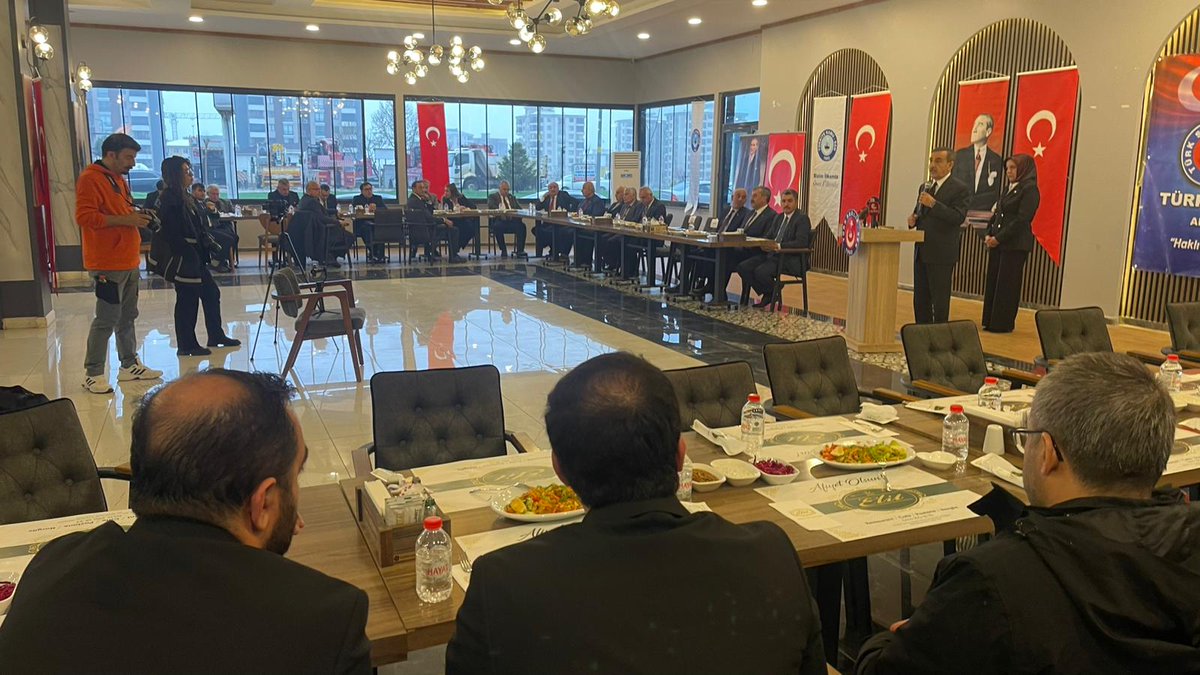 Adıyaman’da günü, teşkilat mensuplarımızla bir araya geldiğimiz toplantıyla tamamladık.

Sağlık ve kamu çalışma hayatının gündemini değerlendirdiğimiz toplantıda, sahada büyük bir özveriyle mücadele eden tüm teşkilatımıza teşekkür ederek, “mücadeleye ve çalışmaya devam” dedik.