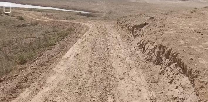 NewsL12045's tweet photo. सराय अकिल थाना क्षेत्र के कनैली चौकी के  छेकवा कछार में अवैध बालू खनन लगातार जारी है।ट्रैक्टर-ट्रॉली से खुलेआम बालू निकाली जा रही है,लेकिन बड़ा सवाल यह है कि आखिर किसकी शह पर यह अवैध कारोबार चल रहा है? @myogioffice @deo__kaushambi @kaushambipolice @Uppolice @MinesMinIndia https://t.co/7ePSRMJZI8