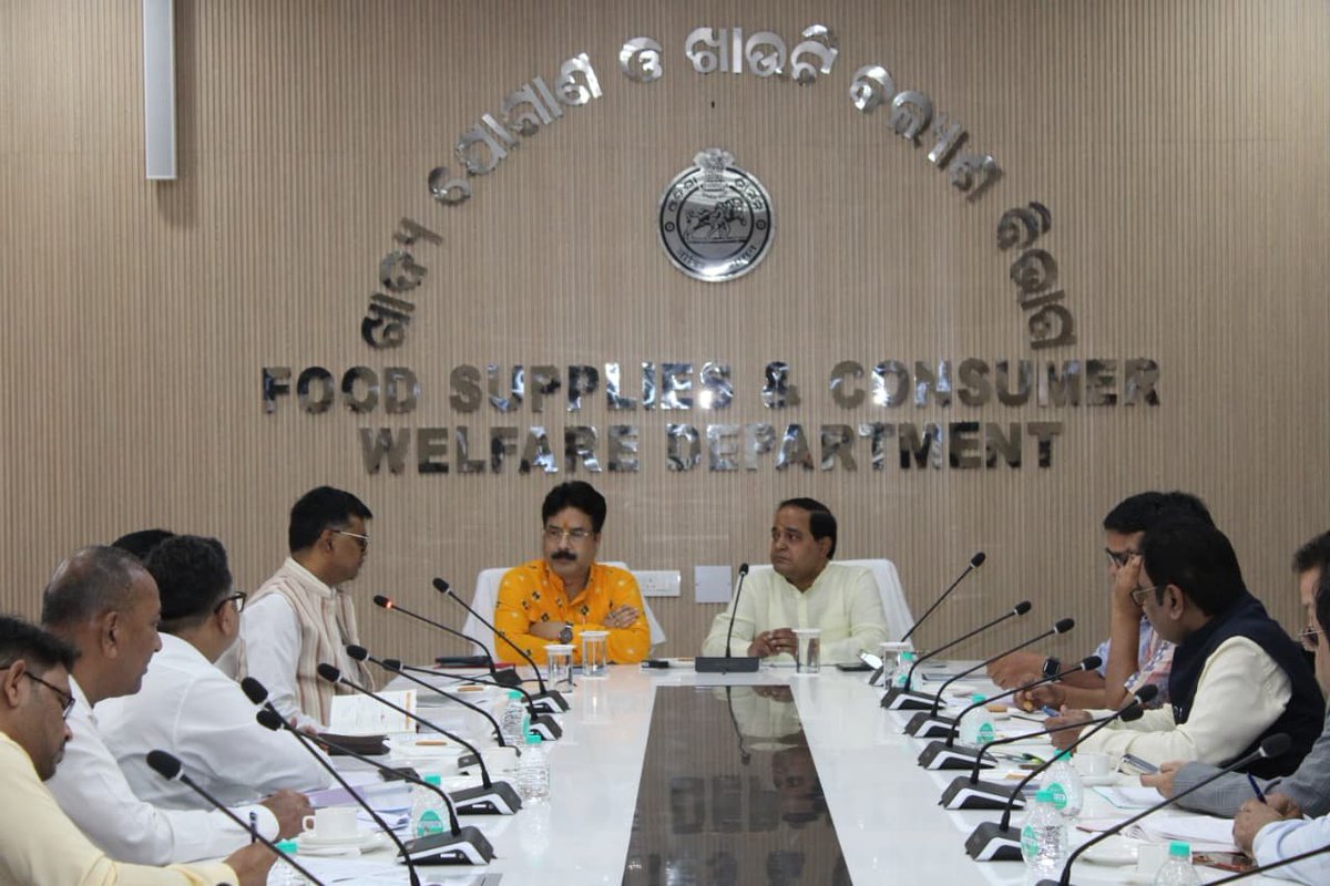 Food_Odisha's tweet image. ରାଜ୍ୟରେ ଏଲ୍‌ପିଜି ଓ ପେଟ୍ରୋଲିୟମ୍‌ଜାତ ଦ୍ରବ୍ୟର ସୁଗମ ଯୋଗାଣ ସୁନିଶ୍ଚିତ କରିବାକୁ ଆଜି ଏକ ଉଚ୍ଚସ୍ତରୀୟ ବୈଠକ ଅନୁଷ୍ଠିତ ହୋଇଯାଇଛି। 

#LPGSupply #FuelManagement #OdishaGovernment #ConsumerWelfare #PetroleumSupply

@CMO_Odisha @_KrushnaChPatra @IPR_Odisha @SanjayKr1997 @Coop_Odisha