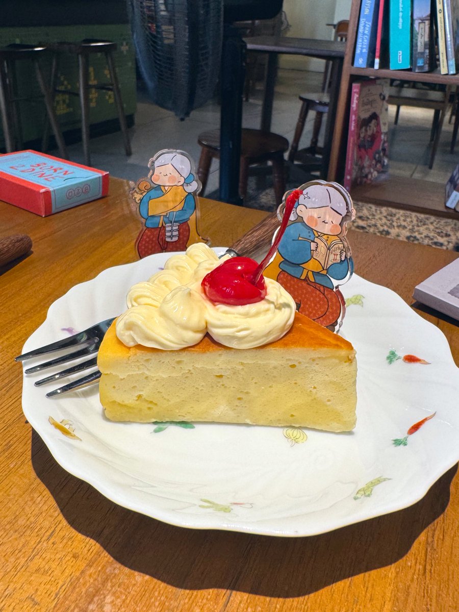 Schvala_'s tweet photo. ใช่ค่ะ คือที่ที่ดิชั้นอ่านเล่มนี้จนจบ 
/ ขนมอร่อยมากๆ 💖💖 ได้คุณยายตั้งสองคนแน่ะ https://t.co/8xxjr6rpR1
