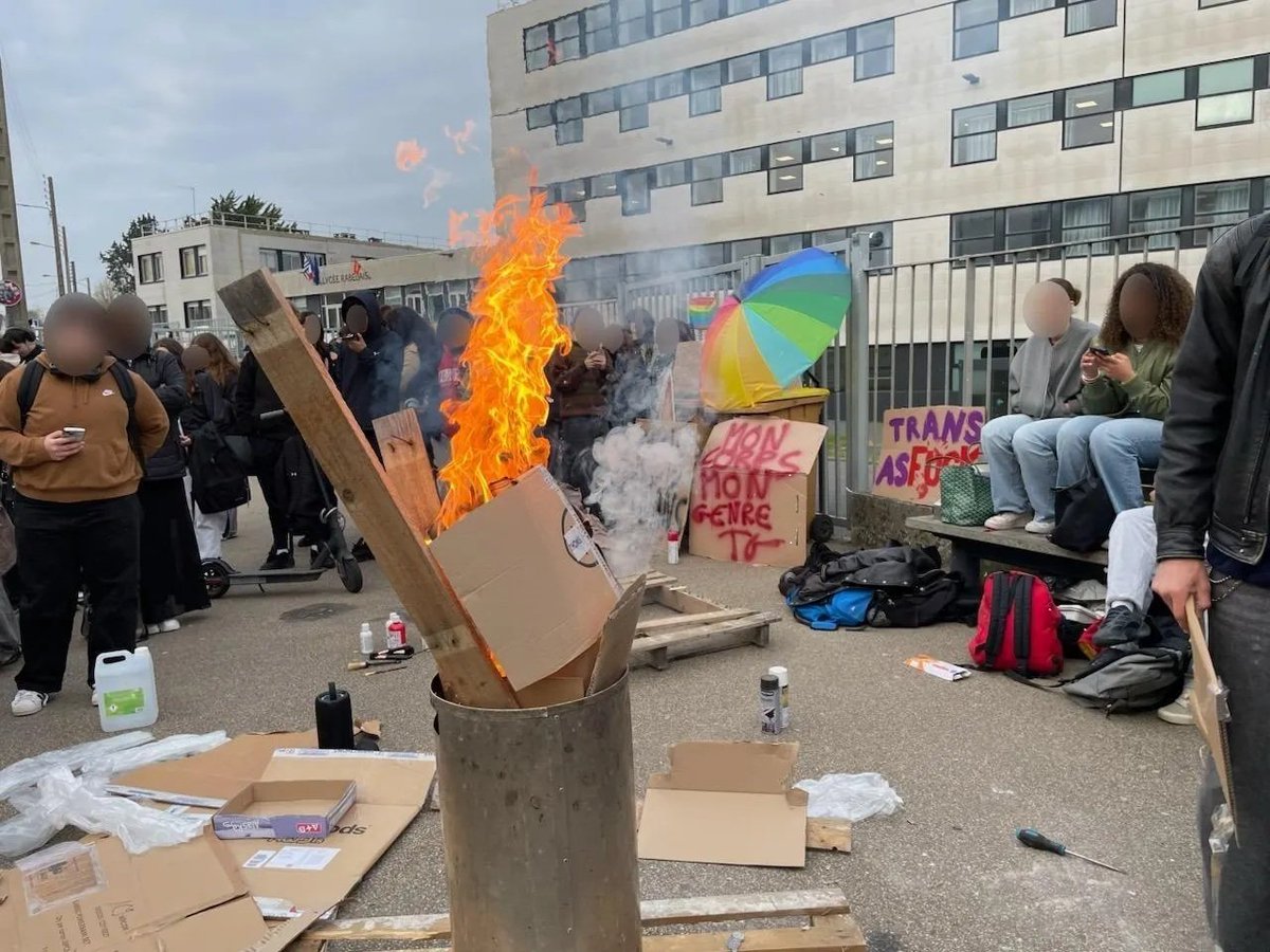 Observatoire_VP's tweet photo. 👁️ Mardi, les Lycéens antifascistes Saint-Brieuc ont bloqué le lycée Rabelais. Cette organisation antifa lycéenne, créée en 2025, protestait contre la montée de l’extrême droite et pour la défense de la communauté LGBT.

Vers 7h, une petite quarantaine de militants d'extrême gauche ont amassé barrières et poubelles afin de bloquer l'accès à l'établissement, tout en brûlant quelques palettes. Ils étaient environ 200 au pic de la mobilisation.

Les meneurs, pour leur part, assurent que la "transphobie" existe au sein du lycée Rabelais tandis que Marie Le Bras, la proviseure, a déclaré que des élèves transsexuels étudient effectivement dans le lycée, mais elle affirme qu'aucune affaire de discrimination n'est remontée jusqu'à elle.

Le blocage, visiblement toléré, n'a pas provoqué de débordements supplémentaires.
