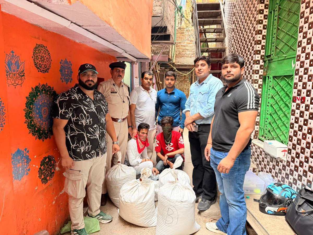पूर्वी दिल्ली के शशि गार्डन इलाके में दिल्ली पुलिस पूर्वी दिल्ली जिले नारकोटिक्स की टीम ने बड़ी मात्रा में अवैध मादक पदार्थ के साथ दो अवैध नशे को बेचते हुए दो लोगो को  गिरफ़्तार किया | 
सवाल उठता है थाना पुलिस पर आखिर इतनी बड़ी मात्र मे कैसे इलाके मे नशीला पदार्थ आया. सूत्रों की